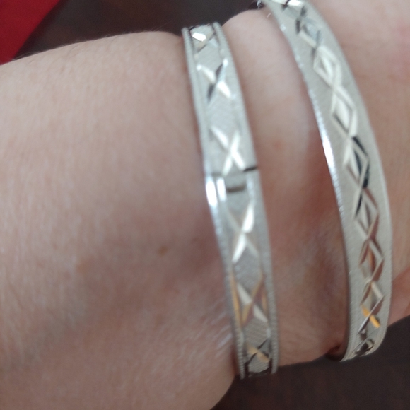 Two stainless etched petite silver bangles - Picture 4 of 8